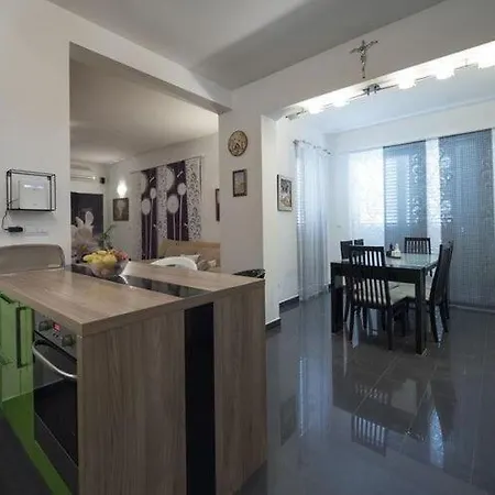 Elijah Creek - One Bedroom With Pool Solin