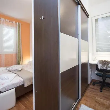 Elijah Creek - One Bedroom With Pool Solin
